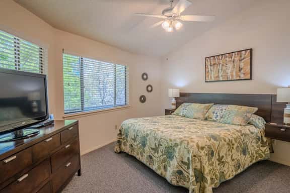 Gorgeous Waterside Holiday Rental in Lakeway with pool/jacuzzi [#6 Primrose] - Image 1