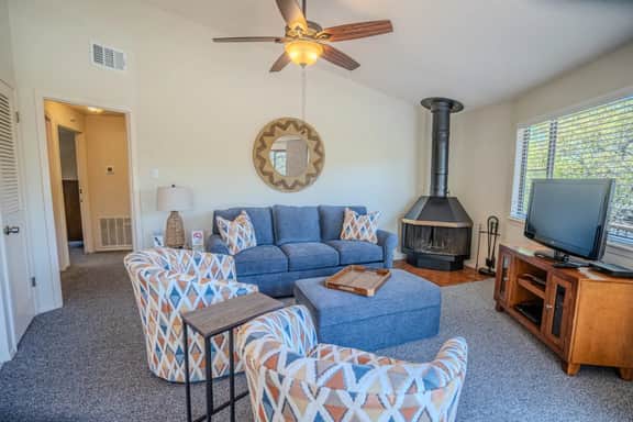 Gorgeous Waterside Holiday Rental in Lakeway with pool/jacuzzi [#6 Primrose] - Image 3